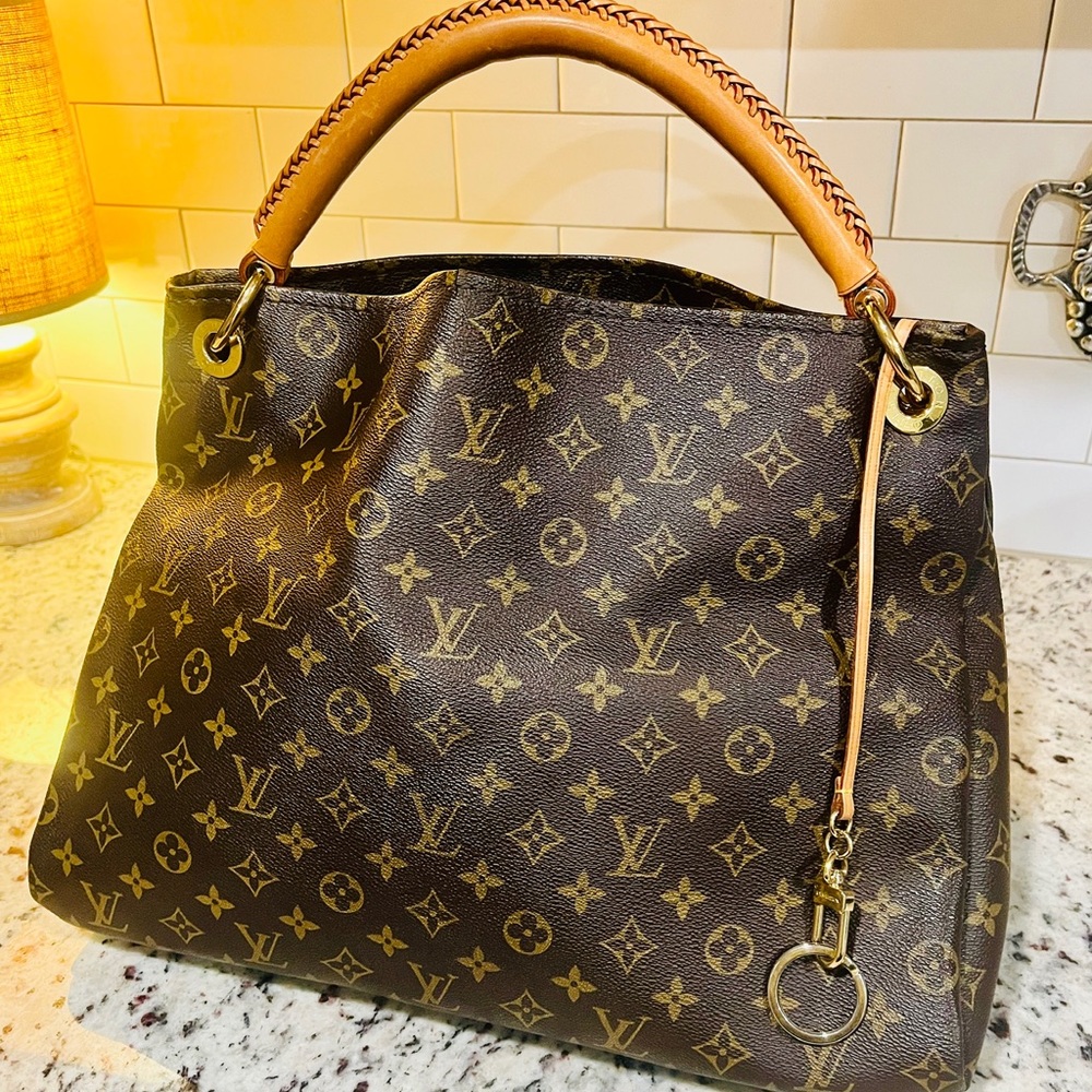 Authentic Louis Vuitton Artsy MM